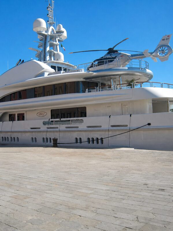 Luxusyacht mit Helikopter auf dem Oberdeck